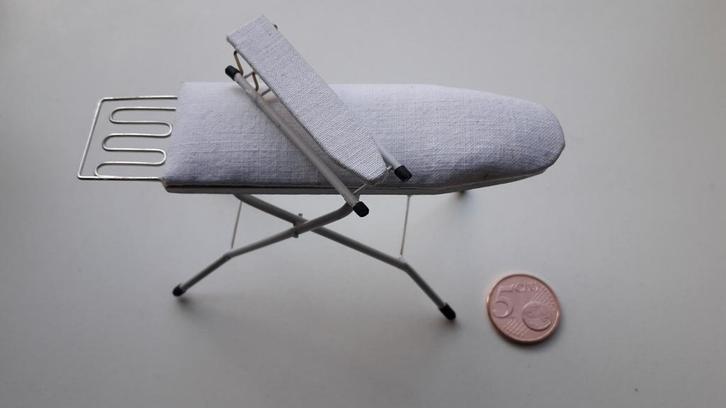 Strijkplank, schaal 1op12, poppenhuis miniatuur., Witgoed en Apparatuur, Strijkijzers en Strijkplanken, Ophalen of Verzenden