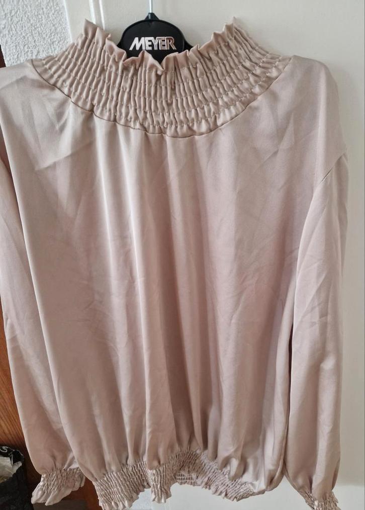 Elegante blouse met ruches, Kleding | Dames, Blouses en Tunieken, Zo goed als nieuw, Maat 42/44 (L), Beige, Ophalen of Verzenden