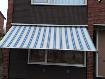 2 stuks Zonneschermen 359 cm 360.cm breed  merk boek hylas beschikbaar voor biedingen