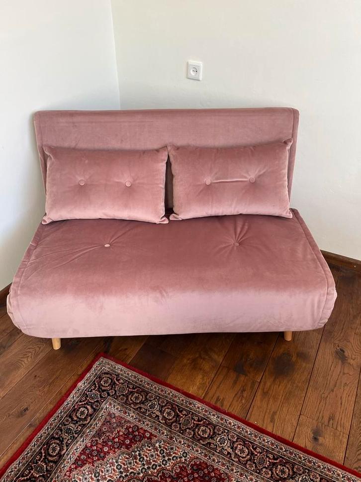 Made Haru 2-zits slaapbank - Roze Velvet - Zo goed als nieuw, Huis en Inrichting, Slaapkamer | Slaapbanken, Zo goed als nieuw