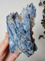 Blauwe kyaniet met kwarts en granaat, Ophalen of Verzenden, Mineraal