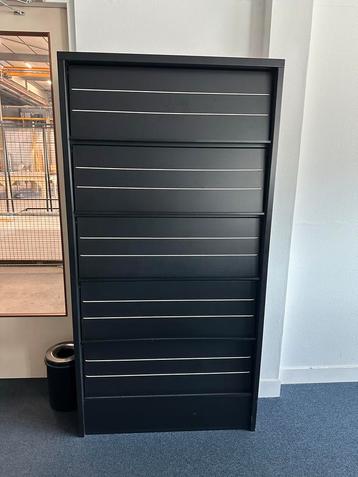 Folderkast / Tijdschriftenkast beschikbaar voor biedingen