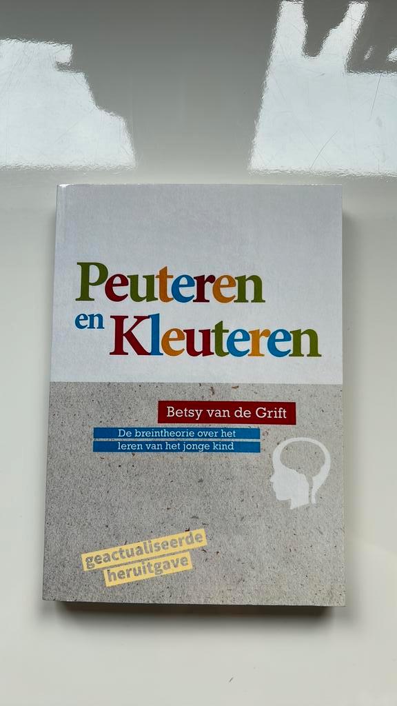 Betsy van de Grift - Peuteren en Kleuteren, Boeken, Wetenschap, Zo goed als nieuw, Sociale wetenschap, Ophalen of Verzenden