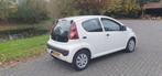 Peugeot 107 1.0 12V 5DR 2012 Wit, Auto's, Voorwielaandrijving, 4 stoelen, Origineel Nederlands, Handgeschakeld