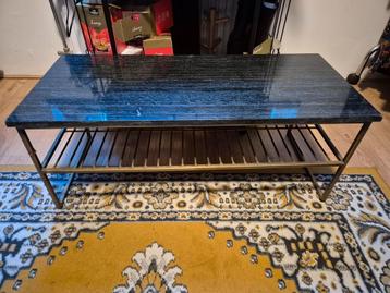 Goudkleurige bijzettafel met zwart stenen blad beschikbaar voor biedingen