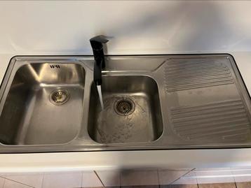 Dubbele wasbak met zwarte grohe kraan beschikbaar voor biedingen