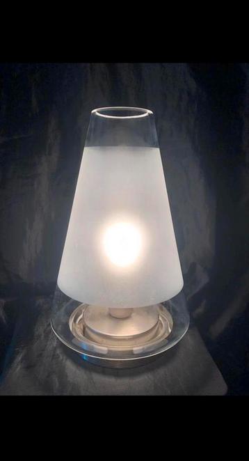 Vintage kegel pyramide lamp beschikbaar voor biedingen