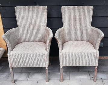 2 Lloyd loom kuipstoelen beschikbaar voor biedingen