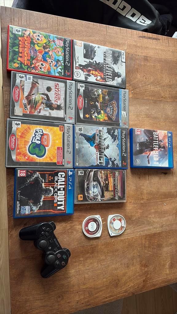 Meerdere spelletjes ps4, ps2, psp, PC, Spelcomputers en Games, Spelcomputers | Sony PlayStation 2, Gebruikt, Slim, Zwart, Met 1 controller