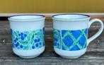 2 mokken staffordshire England blauw met groene print, Ophalen of Verzenden, Zo goed als nieuw, Overige stijlen, Kop(pen) en/of Schotel(s)