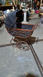 Antieke poppenwagen met pop, Ophalen