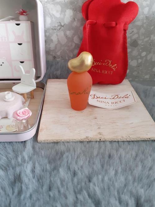 parfumminiatuur in tasje deci dela by nina ricci, Verzamelen, Parfumverzamelingen, Zo goed als nieuw, Miniatuur, Gevuld, Ophalen