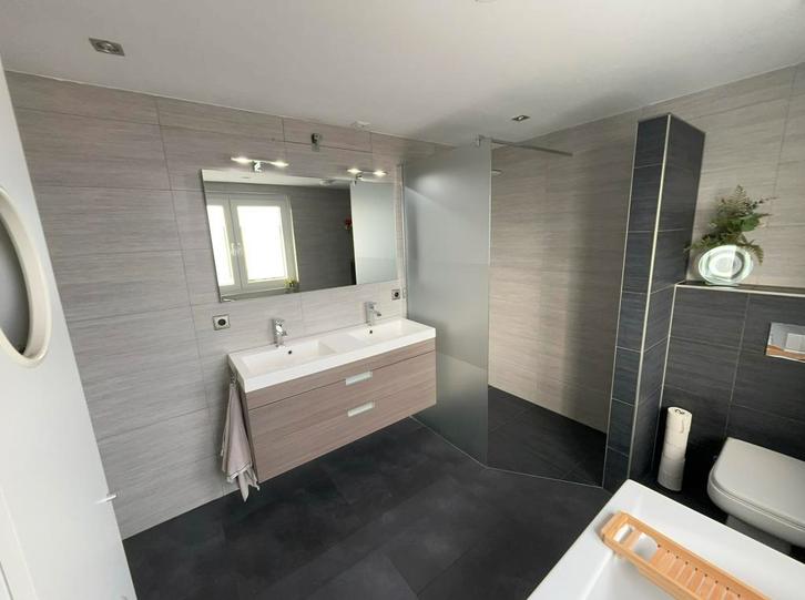 Badkamermeubel met dubbele wastafel, spiegel en licht, Huis en Inrichting, Badkamer | Badkamermeubels, Gebruikt, Overige typen