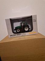 Valtra 6850, Hobby en Vrije tijd, Modelauto's | 1:32, Ophalen of Verzenden, Zo goed als nieuw, Tractor of Landbouw, Universal Hobbies