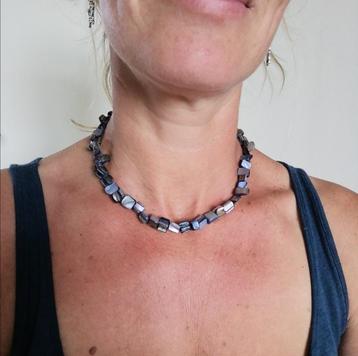 Nieuwe zelfgemaakte ketting met blauw parelmoer beschikbaar voor biedingen