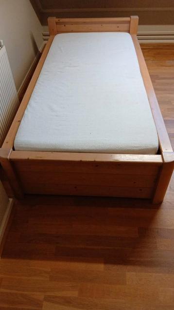 Grenen bed 90x200cm beschikbaar voor biedingen