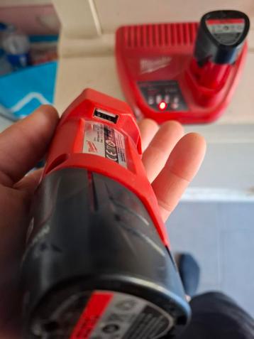 Milwaukee M12 Accu & Lader beschikbaar voor biedingen