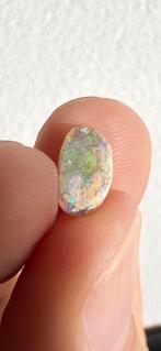 Geslepen stukje Australisch opaal, Ophalen