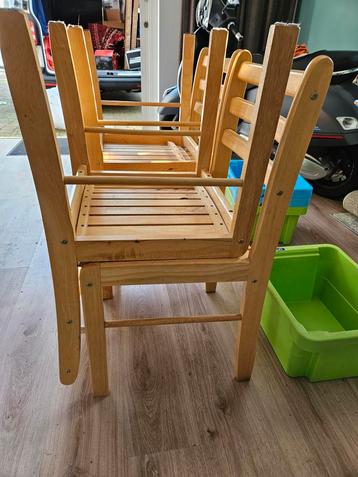 4 lichte eetkamerstoelen