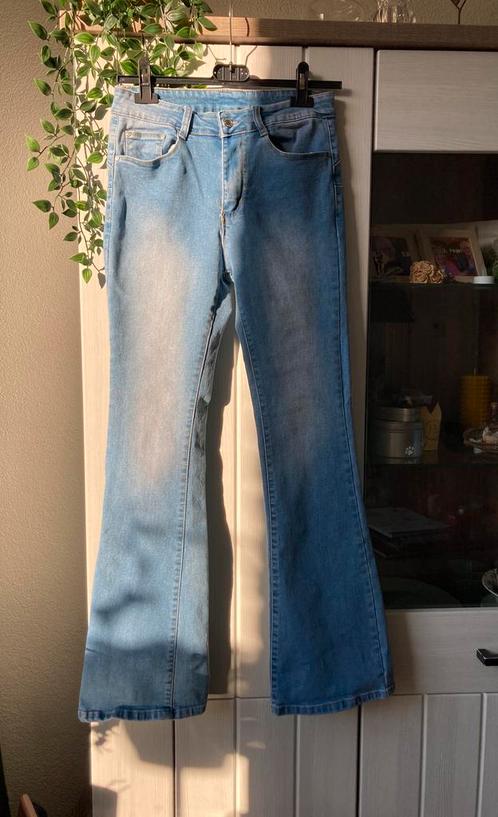 Flared denim jeans in lichtblauw, Kleding | Dames, Spijkerbroeken en Jeans, Zo goed als nieuw, W28 - W29 (confectie 36), Blauw