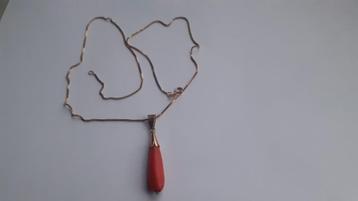 Gouden Hals ketting met een bloed koraal beschikbaar voor biedingen