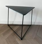 Vintage driehoekige bijzettafel "Oti"., Metaal of Aluminium, 55 tot 75 cm, Zo goed als nieuw, Overige vormen