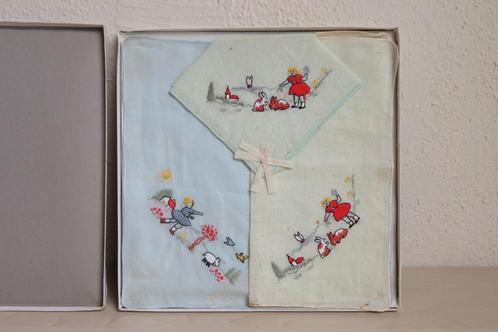 Drie vintage geborduurde kinderzakdoekjes in doosje, Verzamelen, Retro, Persoonlijke verzorging, Ophalen of Verzenden