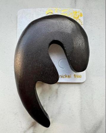 Houten fashion broche beschikbaar voor biedingen