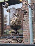 2 antieke bronnen sier vazen 43 hoog 10 kg. €535., Ophalen