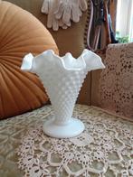 Vintage Fenton Opaline Hobnail Witte Trompetvaas **Mimosa**, Antiek en Kunst, Ophalen of Verzenden