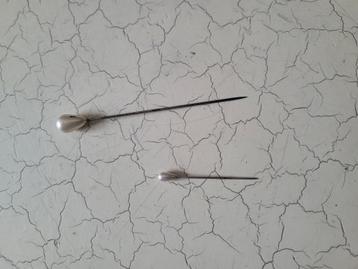 Zeer oude hoedenspelden met kussentje beschikbaar voor biedingen