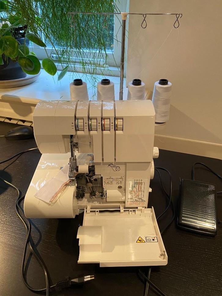 Lockmachine Singer S101L, Hobby en Vrije tijd, Naaimachines en Toebehoren, Nieuw, Lockmachine, Singer, Ophalen of Verzenden