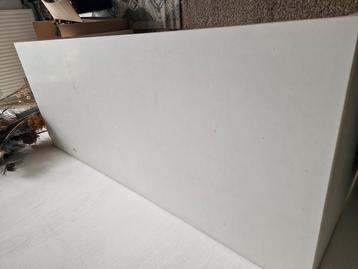 Wit bureau beschikbaar voor biedingen