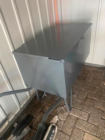 Kruiwagen met klep beschikbaar voor biedingen