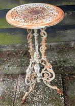 Brocante gietijzeren bijzettafeltje beschadigd, Ophalen of Verzenden, Gebruikt, Hout, Minder dan 55 cm