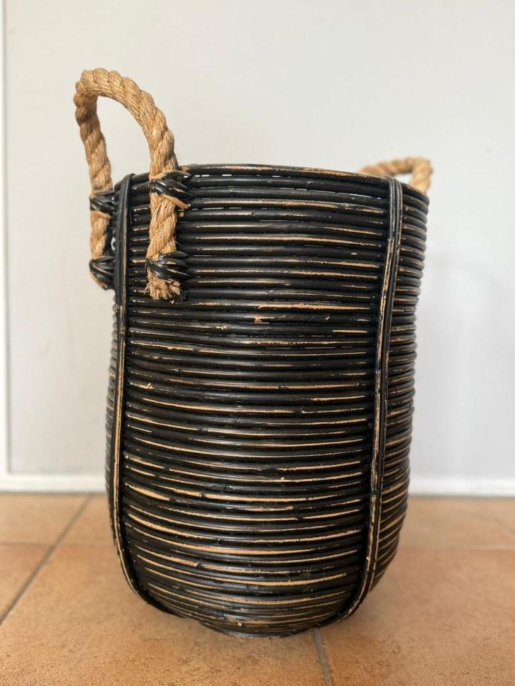 XL zwarte mand van rotan met touwgrepen, Huis en Inrichting, Woonaccessoires | Schalen en Manden, Gebruikt, Mand, Rond, Riet, Ophalen