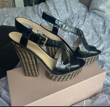 Mooie Guess schoenen beschikbaar voor biedingen