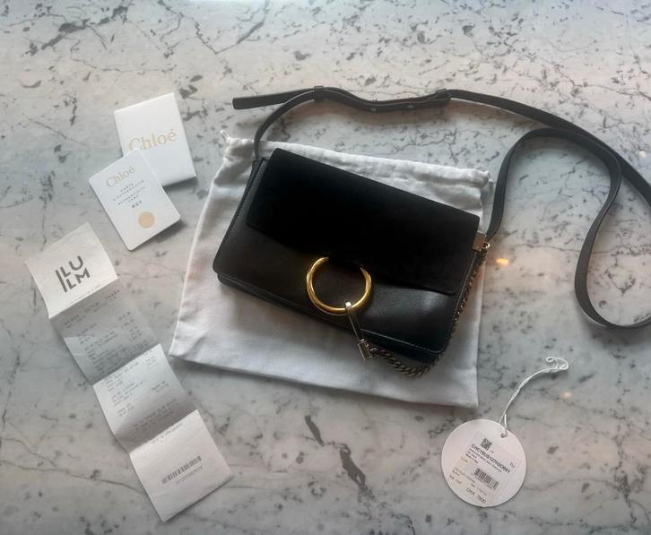 Chloe Faye Schoudertas - Zwart Suède - Zo goed als nieuw, Sieraden, Tassen en Uiterlijk, Tassen | Damestassen, Zo goed als nieuw