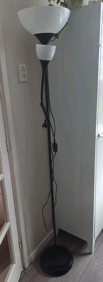Staande Lamp met leeslamp beschikbaar voor biedingen