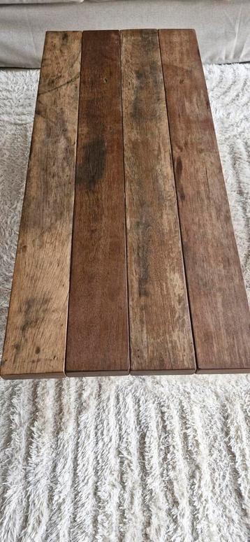 Houten salontafel  beschikbaar voor biedingen