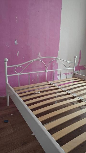 Bedframe metaal 140200 cm beschikbaar voor biedingen