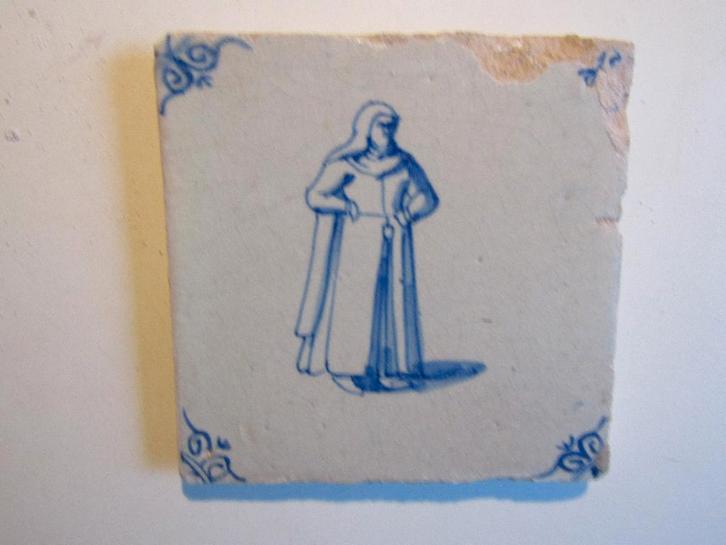 een 17e eeuwse tegel met een monnik, Antiek en Kunst, Antiek | Wandborden en Tegels, Ophalen of Verzenden