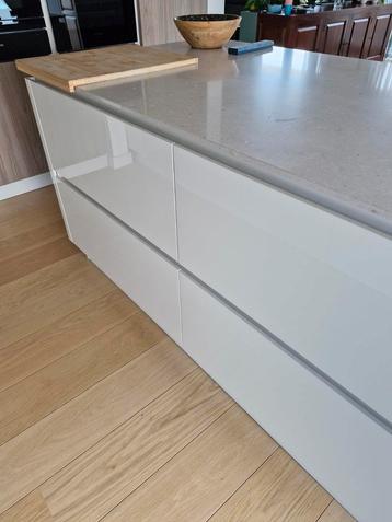 Hoogglans plank beschikbaar voor biedingen