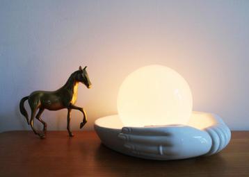 Witte vintage tafellamp, handen met bal. Retro bol lamp beschikbaar voor biedingen