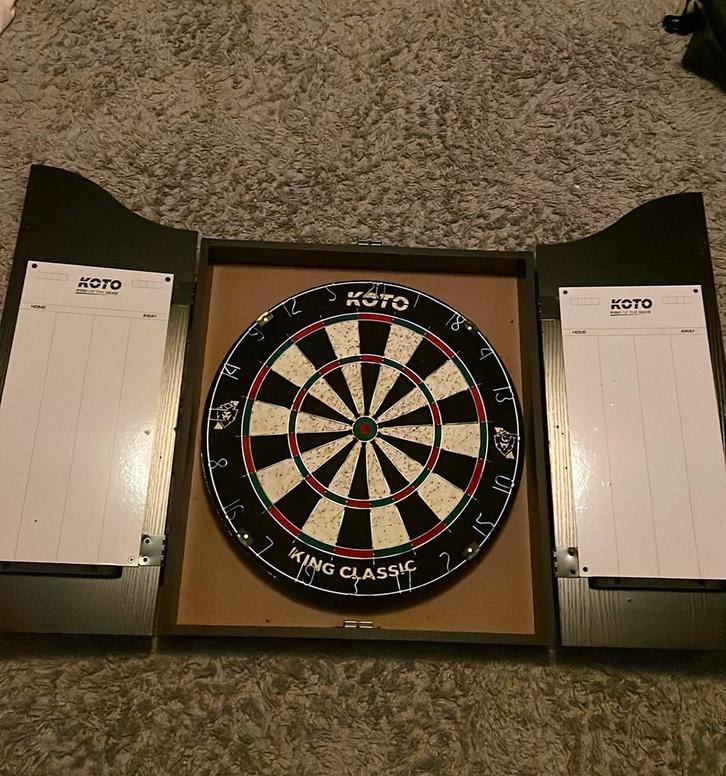 Dartbord met kast en pijlen, Sport en Fitness, Darts, Gebruikt, Dartbord met pijlen, Ophalen