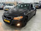 BMW 3-serie Touring 318i / NETTE AUTO / NAP / RIJDT SCHAKELT, Euro 5, Achterwielaandrijving, Zwart, Handgeschakeld