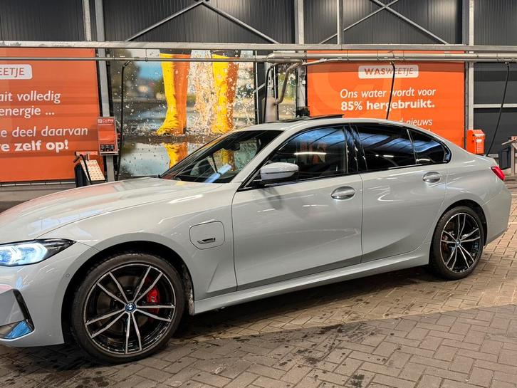 BMW 3-Serie 330e 292pk Aut 2023 Grijs, Auto's, BMW, Particulier, 3-Serie, Hybride Elektrisch/Benzine, Plug-in hybride, Euro 1