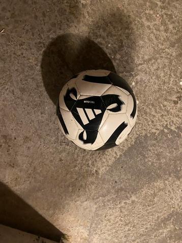 Adidas bal beschikbaar voor biedingen