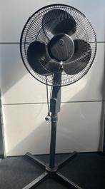 Zwarte ventilator op hoge voet, Witgoed en Apparatuur, Ventilatoren, Ophalen, Gebruikt, Statiefventilator