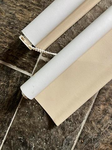 Twee verduisterende rolgordijnen  beschikbaar voor biedingen